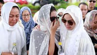 Kesedihan terlihat jelas di wajah Terry. Pool/Palevi/detikFoto.
