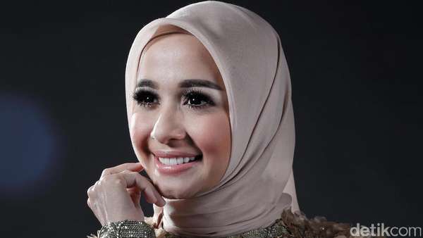Intip Gaya Laudya Cynthia Bella saat Pemotretan Celeb of The Month Intip Gaya Laudya Cynthia Bella saat Pemotretan Celeb of The Month