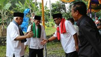 Disana, Rano-Embay juga disambut salah satu tokoh masyarakat Banten yakni Buya Sujana Karis. Pool/Bahtiar.