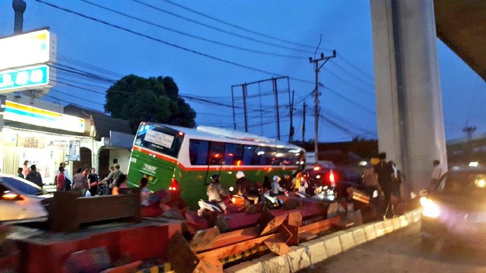 Akibat Rem Blong, Bus Mayasari Tabrak Tiang Listrik di Petukangan