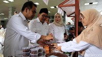 Wakil Ketua Umum DPP Gerindra Fadli Zon didampingi Sekjen Gerindra Ahmad Muzani mencicipi jajanan di stand peringatan HUT.