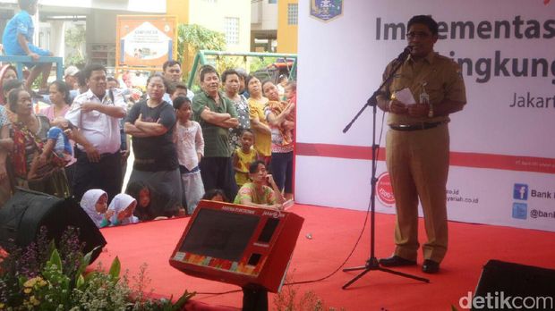  Plt Gubernur DKI Jakarta Sumarsono (Soni) menghadiri peluncuran (launching) mesin absensi bagi penghuni rusun Pesakih, Jakarta Barat, Senin (6/2/2017)