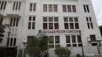 Bangunan dengan gaya arsitektur kolonial usai direnovasi ini terlihat lebih gagah dan flamboyan, di Kota Tua, Jakarta, Senin (6/2/2017).