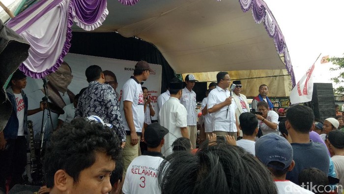 Warga Penjaringan Curhat soal SLB ke Anies Baswedan
