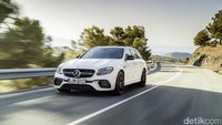 Mercedes-AMG E63 S Estate sama seperti versi sedan yang secara ekslusif menggunakan sistem 4Matic all wheel drive. Bahkan, mobil ini pun memiliki Drift Mode.