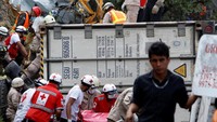 Beberapa petugas juga mengevakuasi korban dari dalam truk. REUTERS/Jorge Cabrera.