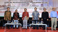 Diskusi yang dibuka oleh Mahfud MD itu bertema Uji Materi KAHMI Ke Mahkamah Agung.