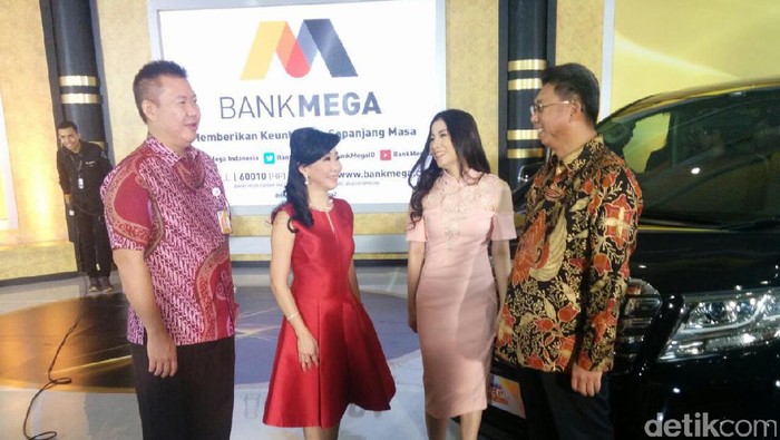 Wanita Makassar Ini Semringah Dapat Alphard Dari Bank Mega