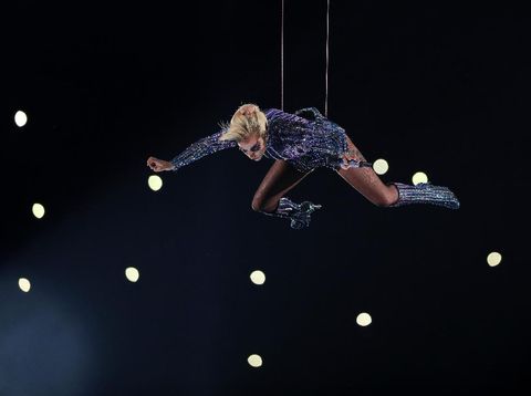 Gaya Seksi Lady Gaga Pakai Body Suit Versace di Super Bowl 