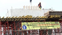 Pekerja menyelesaikan pembangunan infrastruktur automated people mover system (APMS) di Bandara Soekarno Hatta, Tanggerang, Banten, Senin (06/02/2017).