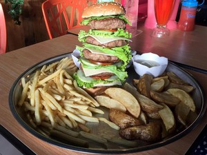 Dino Steak & Pasta: Seru dan Mantap! Godzila Burger Berisi 5 Tumpuk Patty Seberat 1 Kg!