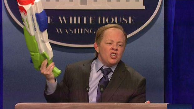Melissa McCarthy menjadi Sean Spicer dalam parodi SNL