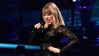 Penyanyi berusia 27 tahun itu tampil dengan dress hitam rancangan Versace kala membawakan 17 lagu di acara tersebut. Larry Busacca/Getty Images for DIRECTV.