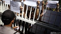 Puluhan orang pencari suaka yang berasal dari Afghanistan, Sudan dan Somalia menggelar demonstrasi di kantor United Nation High Comissioners for Refugees (UNHCR), Kebon Sirih, Jakarta Pusat, Senin (6/2/2017).