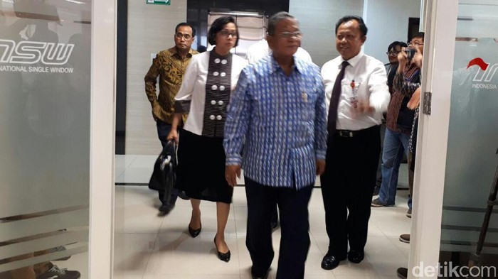 Tiga Menteri Jokowi Blusukan Cek Dashboard Dwell Time