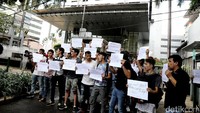 Demo tersebut digelar untuk mendesak UNCHR mempercepat proses suaka.