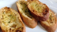 Garlic bread renyah jadi pelengkap sajian Seafood Bisque. Nikmat disantap bersama.