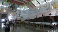 Patung Buddha Tidur ini panjangnya 20 meter yang disusun dari 43 balok marmer yang dipahat dan dirangkai menjadi satu. Terdapat ukiran emas di  kening patung Budha. Tembok-temboknya lengkap dengan relief perjalanan reinkarnasi Buddha (Masaul/detikTravel)