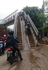 Viral Video Pemotor Terjungkal Saat Naik Jembatan Penyeberangan