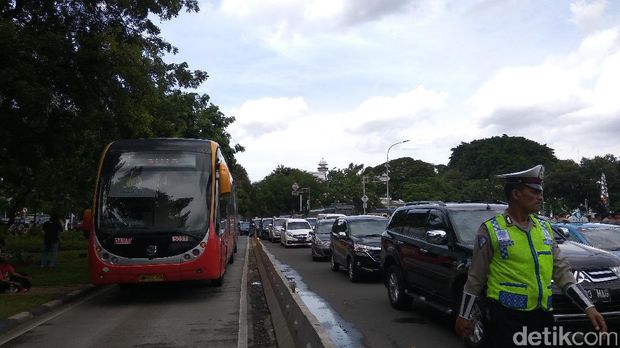 Ada Demo Buruh di Depan Istana, Lalin Harmoni Arah HI Macet