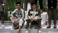 Busana karya Desainer Ariy Arka dipamerkan pada Indonesia Fashion Week 2017 di JCC, Jakarta, Minggu (5/2).
