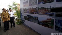 Menhub Budi saat melihat gambar proses pengerjaan pembangunan gedung.