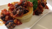 Dalam penyajiannya, olahan escargot ditempatkan dalam puff pastry renyah.