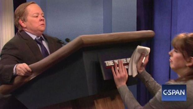 Melissa McCarthy menjadi Sean Spicer dalam parodi SNL