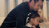 Ia terlihat bermanja-manja dengan sang ayah. Pool/Ismail/detikFoto.