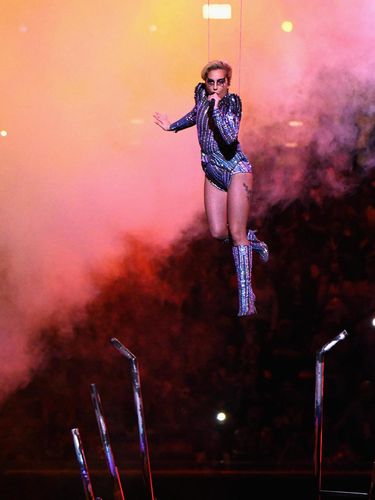 Gaya Seksi Lady Gaga Pakai Body Suit Versace di Super Bowl 