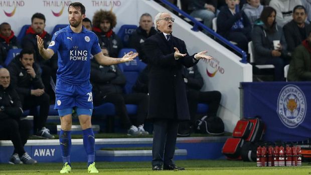 Claudio Ranieri memberikan instruksi saat Leicester City menghadapi MU