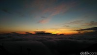 Fenomena ini bisa traveler nikmati sekitar pukul 05.30-10.00 WITA. Gulungan awan dengan bias jingga dari matahari membuat pemandangan makin romantis (Bonauli/detikTravel)