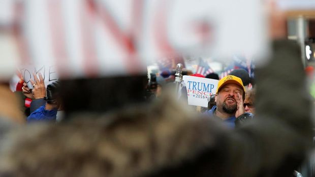 Pendukung Trump meneriaki masa demonstran anti-Trump