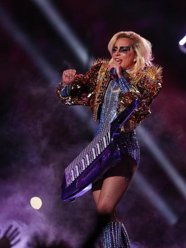 Gaya Seksi Lady Gaga Pakai Body Suit Versace di Super Bowl 