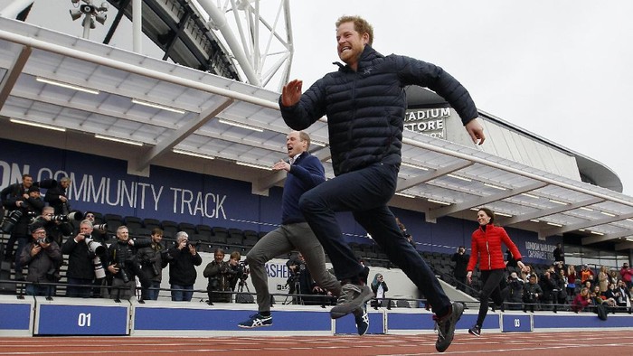 LONDON, ENGLAND - FEBRUARY 05:  Prince William, Duke of Cambridge reacts with Catherine, Duchess of Cambridge after taking part in a race during a Marathon Training Day with Team Heads Together at the Queen Elizabeth Olympic Park on February 5, 2017 in London,  England.  (Photo by Alastair Grant - WPA Pool/Getty Images)