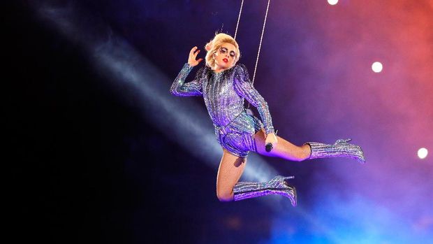 Ikut Kritik Perut Lady Gaga, Desainer Stefano Gabanna Minta Maaf