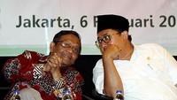 Mahfud MD berbincang dengan Wakil Ketua DPR Fadli Zon di sela-sela diskusi.