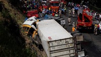 Ini penampakan lokasi kecelakaan bus dan truk di Honduras, Minggu (5/2/2017) waktu setempat. REUTERS/Jorge Cabrera.