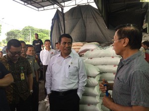 Mentan Sidak Ke Pasar Cipinang, Harga Beras Stabil dan Stok Aman