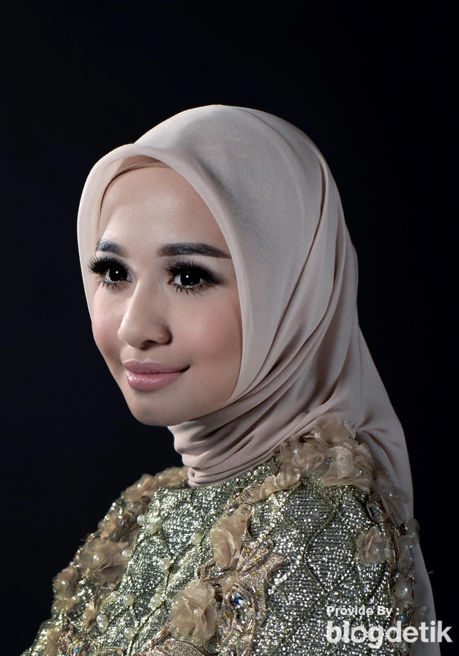Laudya Cynthia Bella memutuskan untuk berhijab setelah pulang umroh di awal tahun 2015. Sebelumnya ia pun mengalami pergolakan batin karena ia harus siap kehilangan karirnya di dunia hiburan. Ia sempat berencana untuk berbisnis saja jika ia harus keluar dari dunia hiburan. Namun, setelah berhijab namanya kini makin bersinar. Ia menjadi bintang di sejumlah film religi dan sinetron, hingga sukses berbisnis kuliner. Foto: Ari Saputra/detikFoto