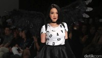 Adapula Gisel yang tampil mempesona dengan busana serba hitam. Pool/Ismail/detikFoto.