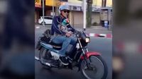 Lucu, 2 Kucing Naik Motor, Pada Pakai Helm