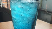 Bilas dahaga dengan Blue Curaco. Minuman biru ini dibuat dari paduan soda biru dan soda rasa lemon. Slurrpp!