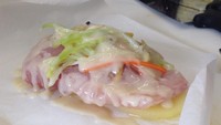 Rouget En-papillote au Ginger-Vin Blanc merupakan menu terakhir yang diajarkan chef Iskandar. Ikan kakap merah dimasak dengan saus vin blanc beraroma jahe dan aneka sayuran.