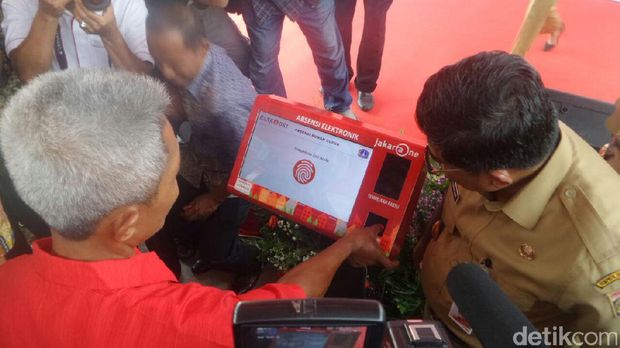  Plt Gubernur DKI Jakarta Sumarsono (Soni) menghadiri peluncuran (launching) mesin absensi bagi penghuni rusun Pesakih, Jakarta Barat, Senin (6/2/2017)