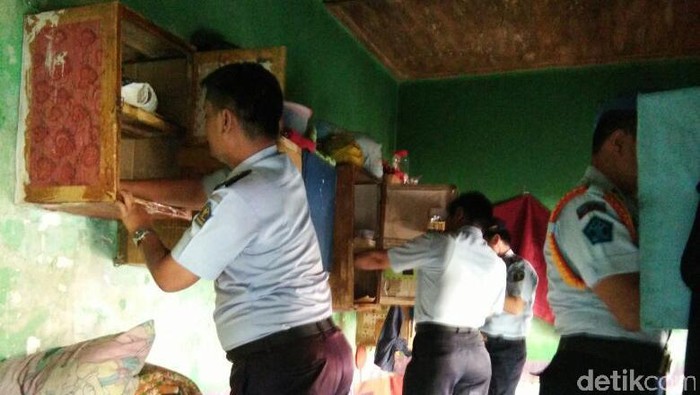 Razia Narkoba di Lapas Banyuwangi, dari HP hingga Cutter Disita