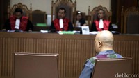 Akibat dugaan suap yang diterimanya, Putu didakwa melanggar Pasal 11 atau Pasal 12 huruf a UU Nomor 20 Tahun 2001 tentang Tipikor. Sedangkan terkait dengan dugaan gratifikasi, Putu didakwa melanggar Pasal 12 B UU Nomor 20 Tahun 2001.