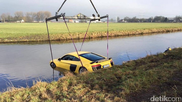 Aduh, Pengemudi Lepas Kendali, Audi R8 V10 Tercebur ke Sungai