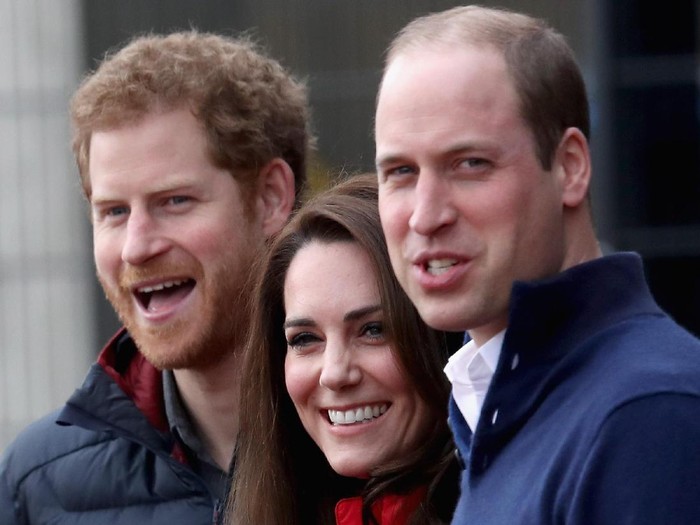 LONDON, ENGLAND - FEBRUARY 05:  Catherine, Duchess of Cambridge, Prince William, Duke of Cambridge and Prince Harry join Team Heads Together at a London Marathon Training Day at the Queen Elizabeth Olympic Park on February 5, 2017 in London,  England.  (Photo by Chris Jackson/Getty Images)