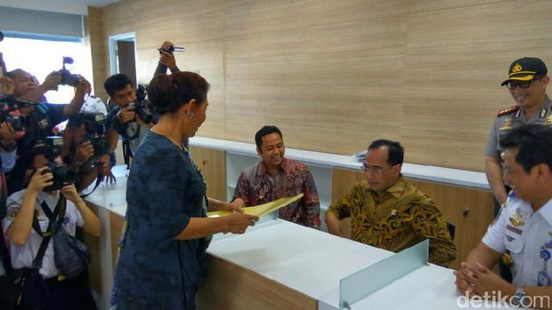 Budi Karya dan Susi Pudjiastuti Contohkan Cara Urus Izin Kru Pesawat
